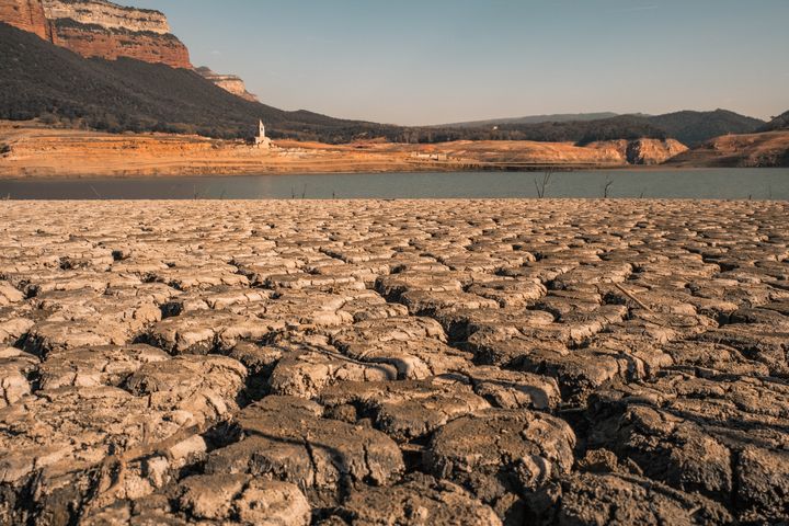 Η μεγάλη ξηρασία του 2022 προκάλεσε τεράστια προβλήματα σε ολόκληρη τη Ευρώπη, όπου τα μεγάλα ποτάμια στέρεψαν κάνοντας τις εμπορικές διαδρομές απροσπέλαστες. 
