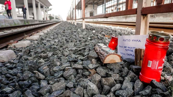 Κεράκια και άνθη στο σταθμό του ΟΣΕ και στις ράγες στη Λάρισα για το πολύνεκρο σιδηροδρομικό δυστύχημα στα Τέμπη. Τρίτη 14 Μαρτίου 2023 (ΛΕΩΝΙΔΑΣ ΤΖΕΚΑΣ/EUROKINISSI)