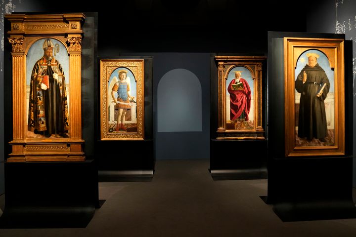Άποψη της έκθεσης «Piero della Francesca. Il Polittico Agostiniano riunito» στο Μουσείο Poldi Pezzoli του Μιλάνου, 19 Μαρτίου 2024. (AP Photo/Antonio Calanni)