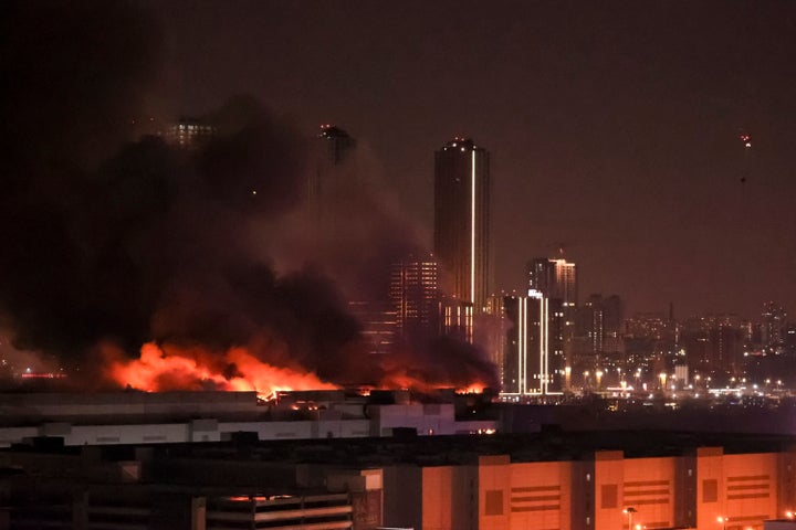 Μια τεράστια πυρκαγιά διακρίνεται πάνω από το Δημαρχείο του Κρόκου στη δυτική άκρη της Μόσχας, Ρωσία, Παρασκευή 22 Μαρτίου 2024. Αρκετοί ένοπλοι εισέβαλαν σε μια μεγάλη αίθουσα συναυλιών στη Μόσχα και πυροβόλησαν με αυτόματα όπλα εναντίον του πλήθους, τραυματίζοντας απροσδιόριστο αριθμό ανθρώπων και βάζοντας μια τεράστια πυρκαγιά σε μια προφανή τρομοκρατική επίθεση,