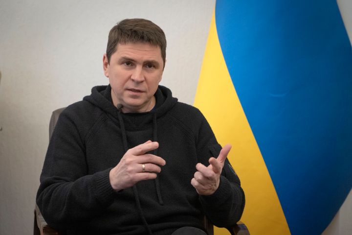 Ο Ουκρανός προεδρικός σύμβουλος Mykhailo Podolyak μιλάει κατά τη διάρκεια συνέντευξης στο Associated Press στο Κίεβο, Ουκρανία, Πέμπτη 16 Φεβρουαρίου 2023.