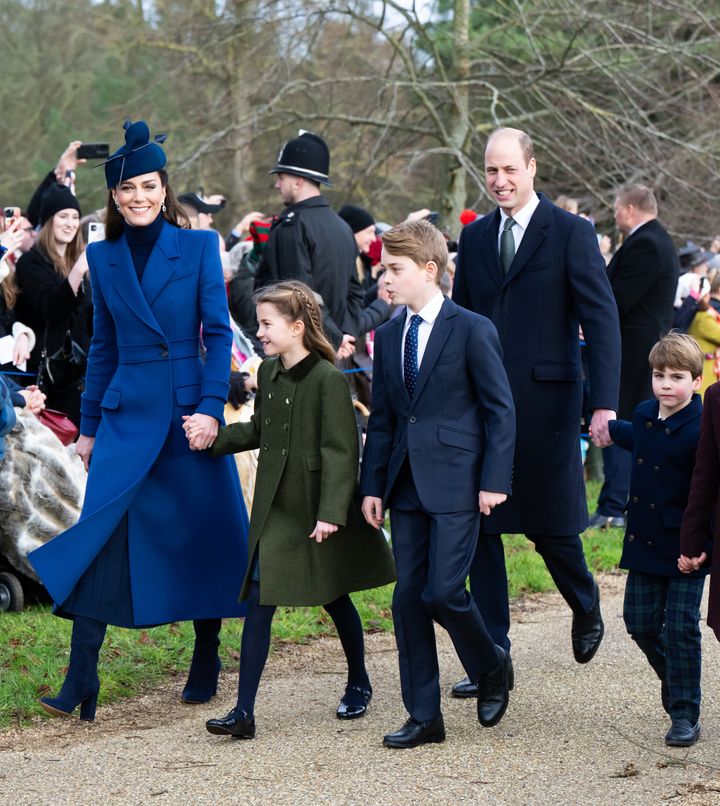 入院前の2023年クリスマスに撮影された家族写真。左から、キャサリン妃、シャーロット王女、ジョージ王子、ウィリアム皇太子、ルイ王子（2023年12月25日）