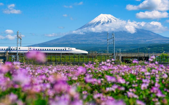 富士山のそばを高速で走り抜ける新幹線＝2023年4月27日