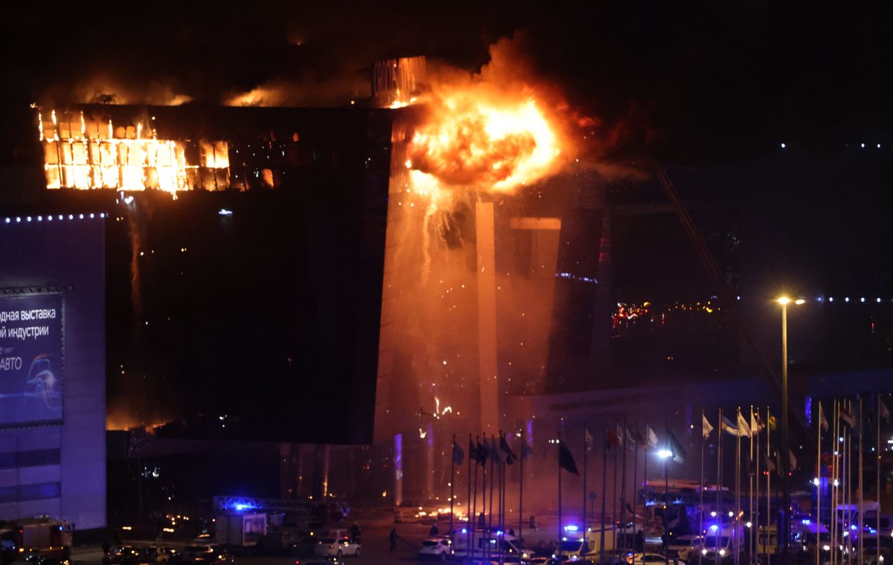 ΚΡΑΣΝΟΓΚΟΡΣΚ, ΡΩΣΙΑ: Φωτιά μαίνεται μέσα στον συναυλιακό χώρο Crocus Hall στις 22 Μαρτίου 2024. Πολλοί άνθρωποι σκοτώθηκαν και πολλοί τραυματίστηκαν όταν αρκετοί ένοπλοι άνοιξαν πυρ στο χώρο. (Photo by Contributor/Getty Images)