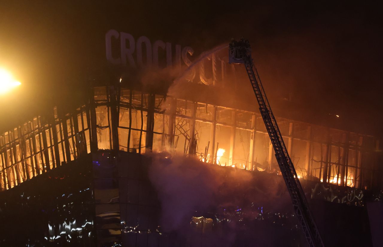 ΚΡΑΣΝΟΓΚΟΡΣΚ, ΡΩΣΙΑ: Φωτιά μαίνεται μέσα στον συναυλιακό χώρο Crocus Hall στις 22 Μαρτίου 2024. Πολλοί άνθρωποι σκοτώθηκαν και πολλοί τραυματίστηκαν όταν αρκετοί ένοπλοι άνοιξαν πυρ στο χώρο. (Photo by Contributor/Getty Images)