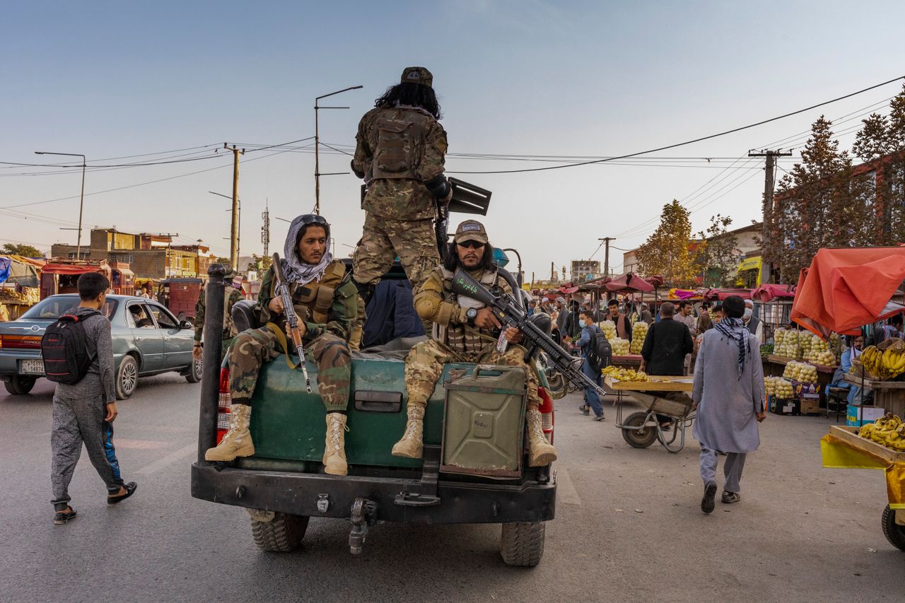 Ταλιμπάν σε ένα βαν περιπολούν στους δρόμους της πόλης στις 9 Οκτωβρίου 2021 στην Καμπούλ, Αφγανιστάν. Σήμερα ο μεγάλος κίνδυνος για την ασφάλεια προέρχεται από το ISIS-K, το οποίο συνεχίζει να πραγματοποιεί επιθέσεις κατά των Ταλιμπάν και της σιιτικής μειονότητας. Από τότε που οι Ταλιμπάν ανέλαβαν τον έλεγχο του Αφγανιστάν τον Αύγουστο του 2021, η οικονομία έχει υποφέρει μετά τη διακοπή της χρηματοδότησης της παγκόσμιας βοήθειας, γεγονός που έχει δημιουργήσει μια ανθρωπιστική κρίση. Οι περισσότερες τέχνες, πολιτισμός και χόμπι έχουν απαγορευτεί. Ο γυναικείος πληθυσμός αναγκάστηκε επίσης να εγκαταλείψει τις δουλειές και τα νεαρά κορίτσια μετά την ηλικία των 12 ετών δεν μπορούν πλέον να πάνε σχολείο ή να λάβουν περαιτέρω εκπαίδευση.(Photo by Marco Di Lauro/Getty Images)
