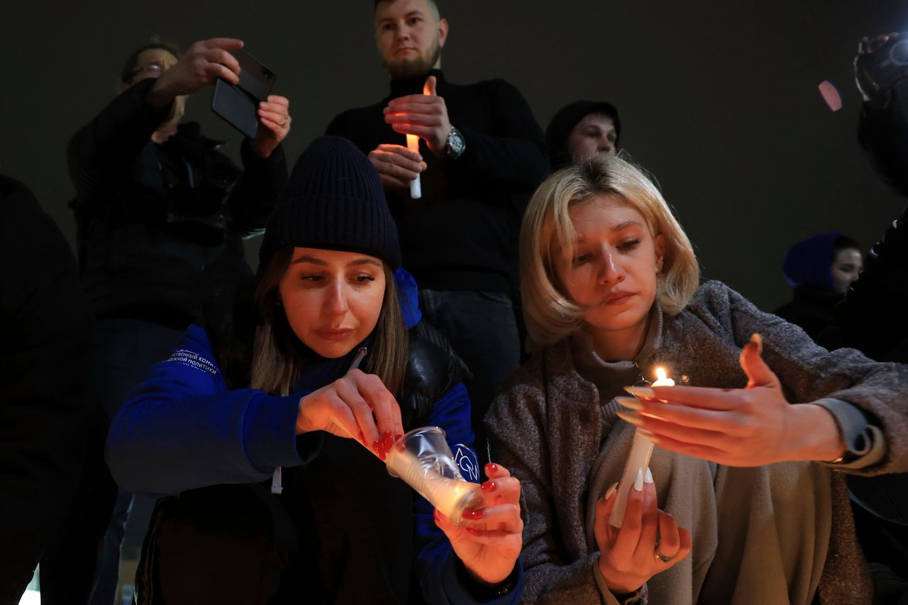 Οι άνθρωποι ανάβουν κεριά στη μνήμη των θυμάτων της τρομοκρατικής επίθεσης στη Μόσχα, στο κέντρο της, στο κέντρο της Συμφερούπολης, στη ρωσοκρατούμενη Κριμαία, Παρασκευή, 22 Μαρτίου 2024. Αρκετοί ένοπλοι εισέβαλαν σε μια μεγάλη αίθουσα συναυλιών στη Μόσχα και πυροβόλησαν με αυτόματα όπλα προς το πλήθος, τραυματίζοντας απροσδιόριστο αριθμό ανθρώπων και πυρπολώντας τον χώρο, λίγες μέρες αφότου ο Πρόεδρος Βλαντιμίρ Πούτιν εδραίωσε την ισχύ του στη Ρωσία, έπειτα από μια εξαιρετικά ενορχηστρωμένη εκλογική διαδικασία. (AP Photo)