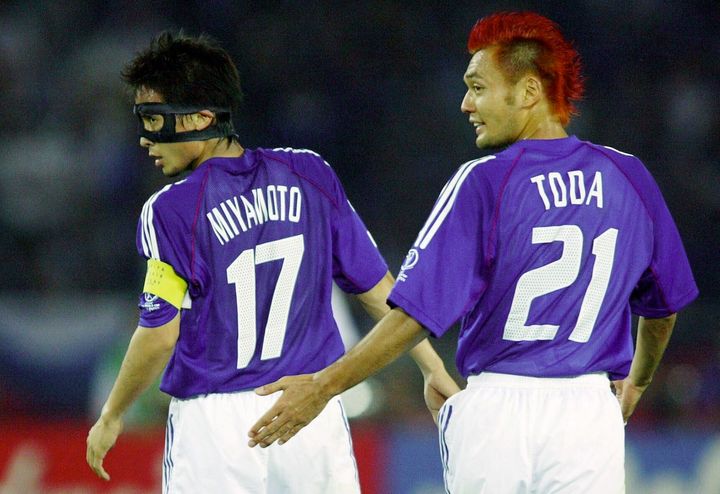 2002年W杯でプレーする宮本恒靖選手（左）と戸田和幸選手