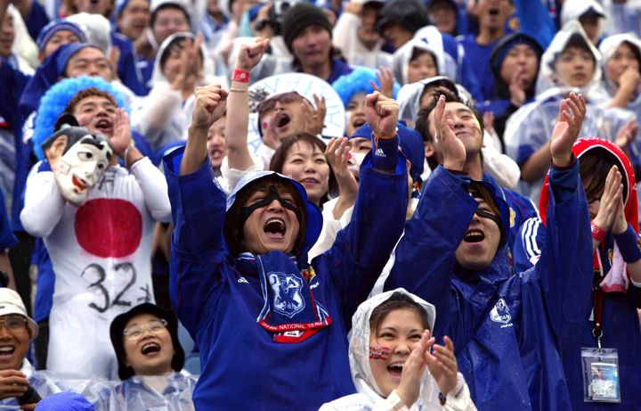 W杯サッカー日韓大会で宮本恒靖選手と同様のフェースガードをつけて応援する日本サポーターら＝2002年、宮城スタジアム