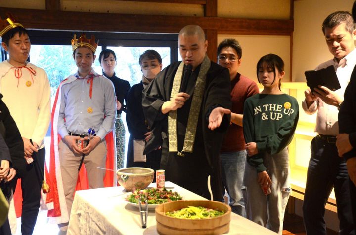 精進料理を紹介する湯島山緑泉寺住職の青江覚峰さん