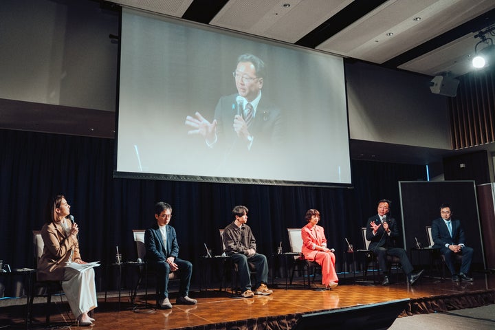 トークセッション登壇者。左から、フリーアナウンサー・政井マヤ（まさい・まや）さん、株式会社小高ワーカーズベース 代表取締役・和田智行（わだ・ともゆき）さん、NPO法人あなたのいばしょ 理事長・大空幸星（おおぞら・こうき）さん、タレント・IMALU（いまる）さん、環境省・国定政務官、環境省・中野参事官