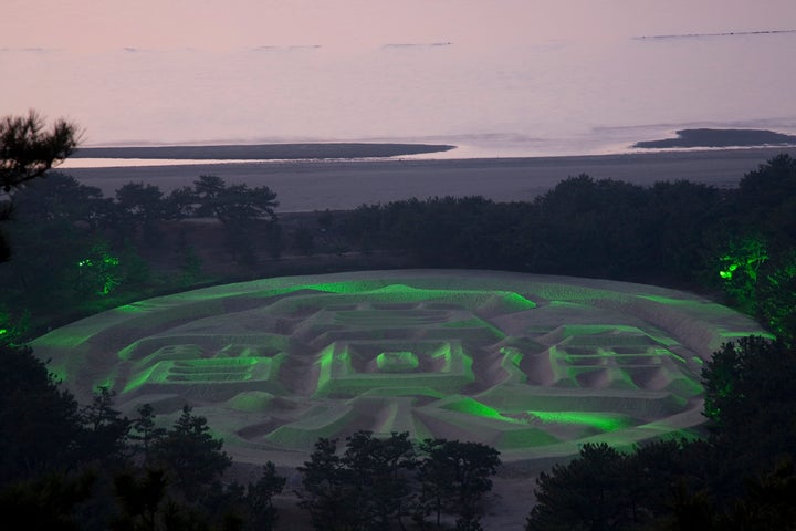 琴弾公園にある銭形の砂絵「寛永通宝」＝香川県観音寺市