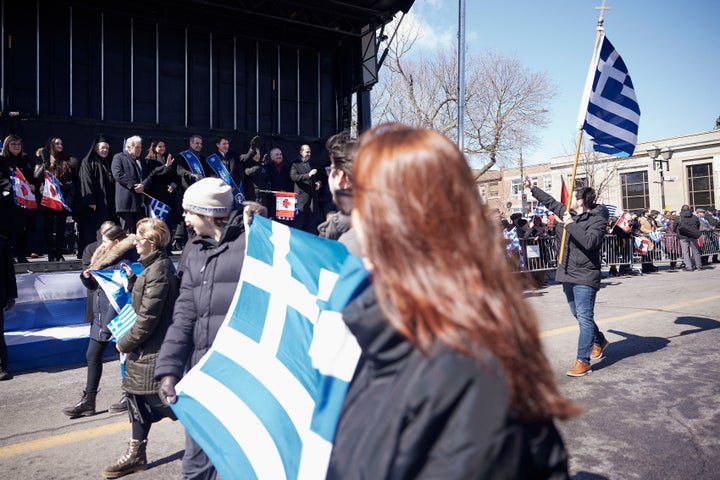 Ομογενείς παρελαύνουν με τη γαλανόλευκη