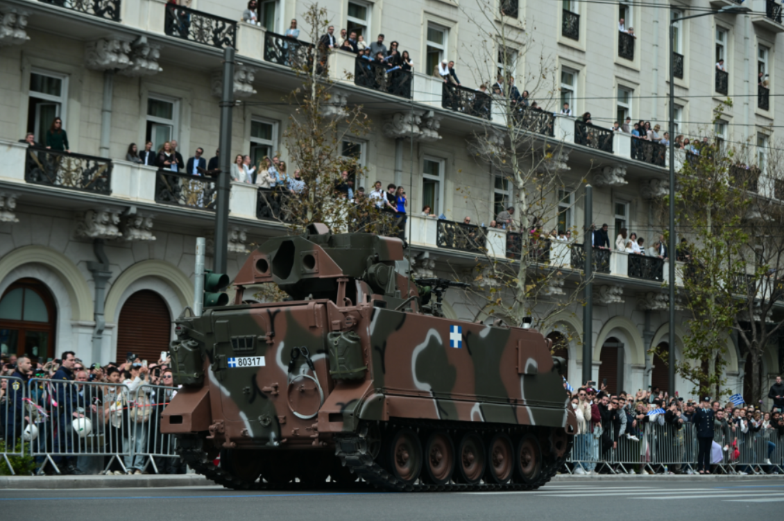 Ανθρωποι όλων των ηλικιών συγκεντρώθηκαν για να παρακολουθήσουν τα αγήματα και τα μαχητικά να παρελαύνουν στους δρόμους της πρωτεύουσας.