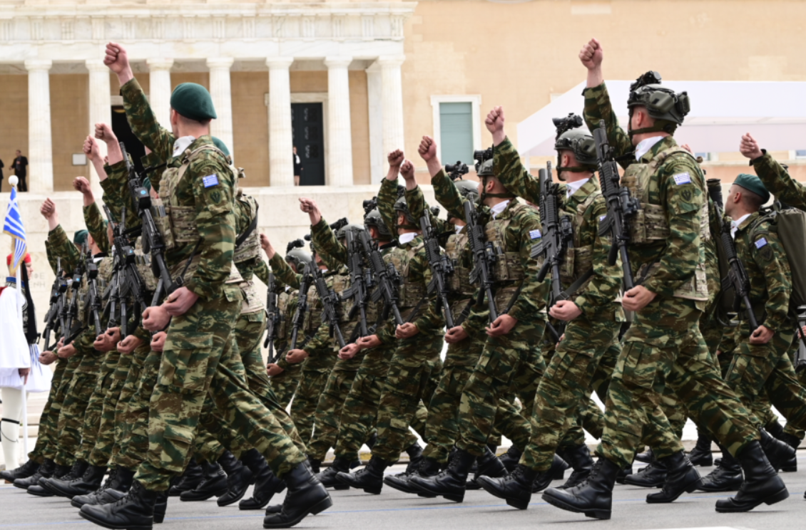 Μπροστά στο μνημείο του Αγνώστου Στρατιώτη.