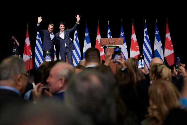 Μητσοτάκης και Τριντό μαζί στο βήμα, με τον Καναδό Πρωθυπουργό να ανακοινώνει σημαντική οικονομική βοήθεια για τις δράσεις της ομογένειας