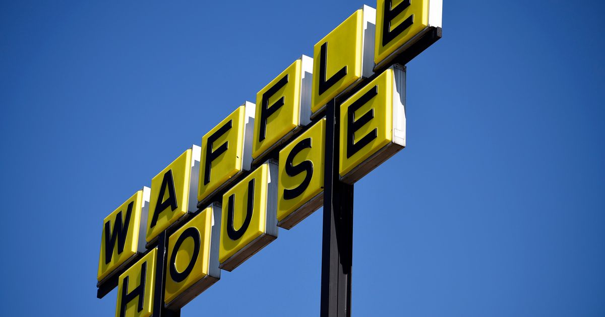 Waffle House facture des déductions obligatoires pour les repas aux travailleurs