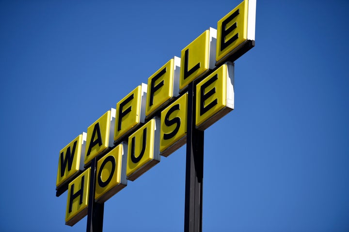 Das 1955 in Georgia ansässige Waffle House verfügt über etwa 2.000 Geschäfte und 40.000 Mitarbeiter in den Vereinigten Staaten, hauptsächlich im Süden und Mittleren Westen.