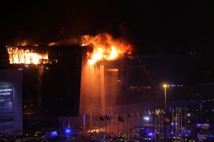 Un incendie fait rage vendredi à l'intérieur de l'hôtel de ville de Crocus après que plusieurs hommes armés ont ouvert le feu sur les lieux.