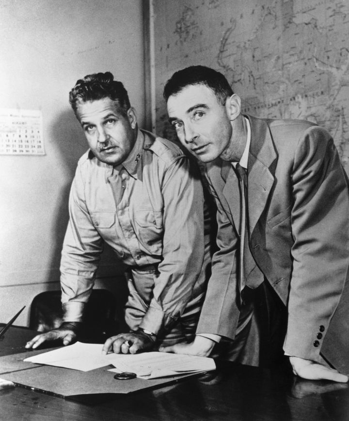 レズリー・グローヴス（左）とJ・ロバート・オッペンハイマー（右）