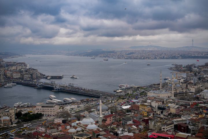 Πλοία διασχίζουν τον Βόσπορο, στην Κωνσταντινούπολη, Τετάρτη, 6 Μαρτίου 2024. Την Κυριακή, εκατομμύρια ψηφοφόροι στην Τουρκία κατευθύνονται στις κάλπες για να εκλέξουν δημάρχους στις τοπικές εκλογές - βαρόμετρο για την δημοτικότητα του Προέδρου Ρετζέπ Ταγίπ Ερντογάν, ο οποίος προσπαθεί να κερδίσει ξανά μεγάλες πόλεις που έχασε πριν από πέντε χρόνια. (AP Photo/Emrah Gurel)