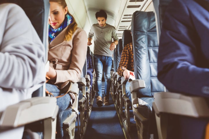 Turbulenzen können dazu führen, dass auf einem kürzeren Flug kein Getränkeservice angeboten wird. Bringen Sie daher Ihr eigenes Getränk mit an Bord. 