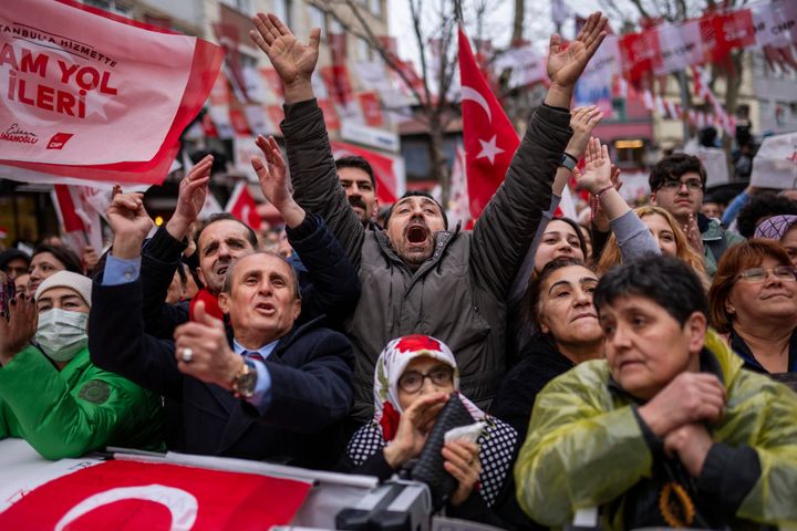 Προεκλογική συγκέντρωση για τον Δήμαρχο της Κωνσταντινούπολης με το Ρεπουμπλικανικό Λαϊκό Κόμμα ή CHP, υποψήφιο για την Κωνσταντινούπολη Εκρέμ Ιμάμογλου - Τουρκία, Τρίτη, 19 Μαρτίου 2024. (AP Photo/Francisco Seco)