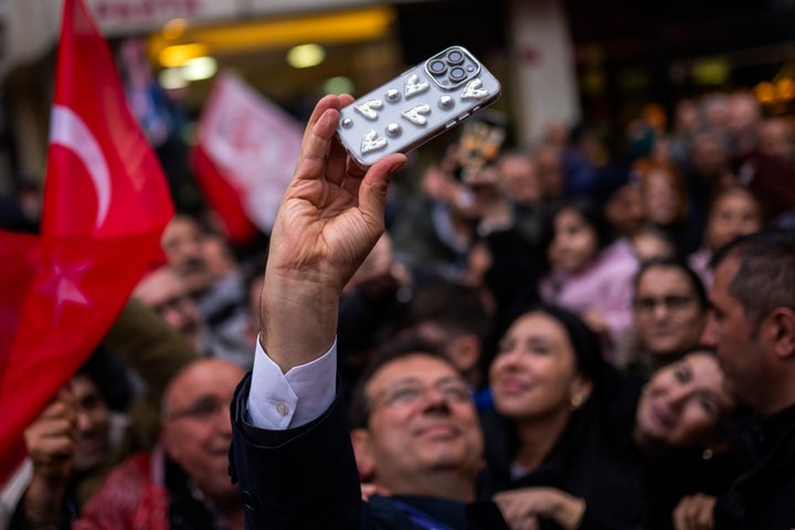 Ο Εκρέμ Ιμάμογλου εν μέσω υποστηρικτών του. (AP Photo/Francisco Seco)