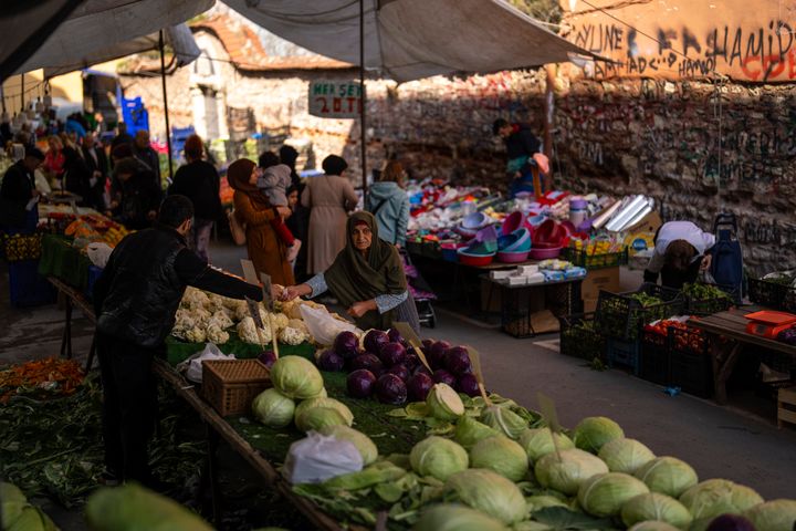 Οι άνθρωποι αγοράζουν τρόφιμα σε μια δημοφιλή υπαίθρια αγορά στην Κωνσταντινούπολη, Τουρκία, Τρίτη, 27 Φεβρουαρίου 2024. (AP Photo/Francisco Seco)