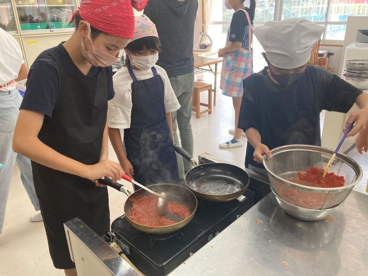 トマトケチャップづくりに挑戦する子どもたち