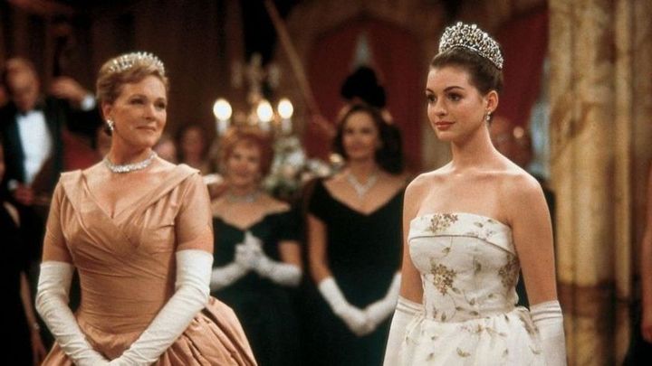 Julie Andrews as Queen Clarisse Renaldi and Anne Hathaway as Mia Thermopolis in The Princess Diaries