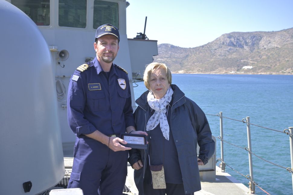 Η Γιολάντα Βλάχου σε σκάφος του Πολεμικού Ναυτικού στην περσινή αποστολή της Ανοιχτής Αγκαλιάς σε Φούρνους και Λειψούς