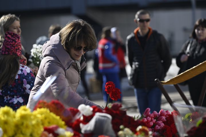 Άνθρωποι αφήνουν λουλούδια και ανάβουν κεριά στο Crocus City Hall, την αίθουσα συναυλιών όπου ένοπλοι άνοιξαν πυρ, σκοτώνοντας τουλάχιστον 140 ανθρώπους και τραυματίζοντας πολλούς άλλους στη Μόσχα της Ρωσίας στις 27 Μαρτίου 2024.