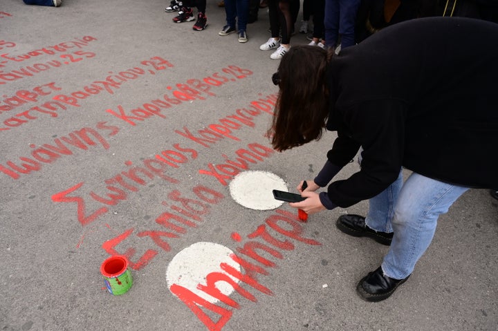 Απεργιακή συγκέντρωση πρωτοβαθμιων σωματείων, αριστερών οργανώσεων, συλλογικοτήτων και φοιτητικών συλλόγων στα πλαίσια της 24ωρης απεργίας της ΑΔΕΔΥ στην πλατεία Κλαυθμώνος, Τετάρτη 28 Φεβρουαρίου 2024. Οι εργαζόμενοι ζητούν αυξήσεις των μισθών, τη λήψη αποτελεσματικών μέτρων για την αντιμετώπιση της ακρίβειας, την πάταξη της αισχροκέρδειας και την επαναφορά των Συλλογικών Συμβάσεων Εργασίας, καθώς επίσης και να λογοδοτήσουν οι υπεύθυνοι για το σιδηροδρομικό δυστύχημα των Τεμπών. (ΜΙΧΑΛΗΣ ΚΑΡΑΓΙΑΝΝΗΣ/EUROKINISSI) (ΜΙΧΑΛΗΣ ΚΑΡΑΓΙΑΝΝΗΣ/EUROKINISSI)