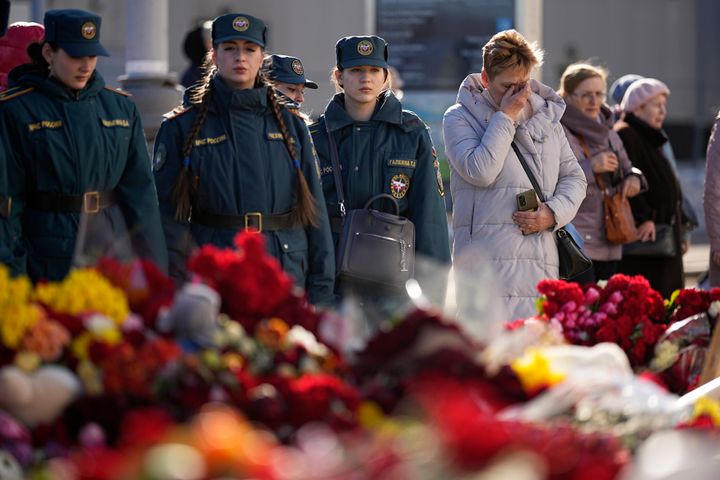 Άνθρωποι στέκονται σε ένα αυτοσχέδιο μνημείο μπροστά από το Δημαρχείο του Κρόκου στα δυτικά προάστια της Μόσχας, Ρωσία, Τετάρτη 27 Μαρτίου 2024.