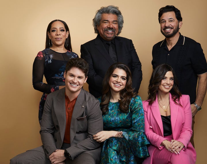 En el sentido de las agujas del reloj desde arriba a la izquierda: Selenis Leyva, George Lopez, Al Madrigal, Debby Wolfe, Mayan Lopez y Matt Shively de NBC. "López contra López" en la gira de prensa de la Asociación de Críticos de Televisión de Invierno de 2024 en Pasadena, California.