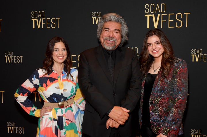 (LR) Debbie Wolf, George Lopez und Mayan Lopez nehmen an der Party teil "Lopez gegen Lopez" Tippen Sie auf Junket beim SCAD TVfest 2024 in Atlanta.  (Foto von Paras Griffin/Getty Images)