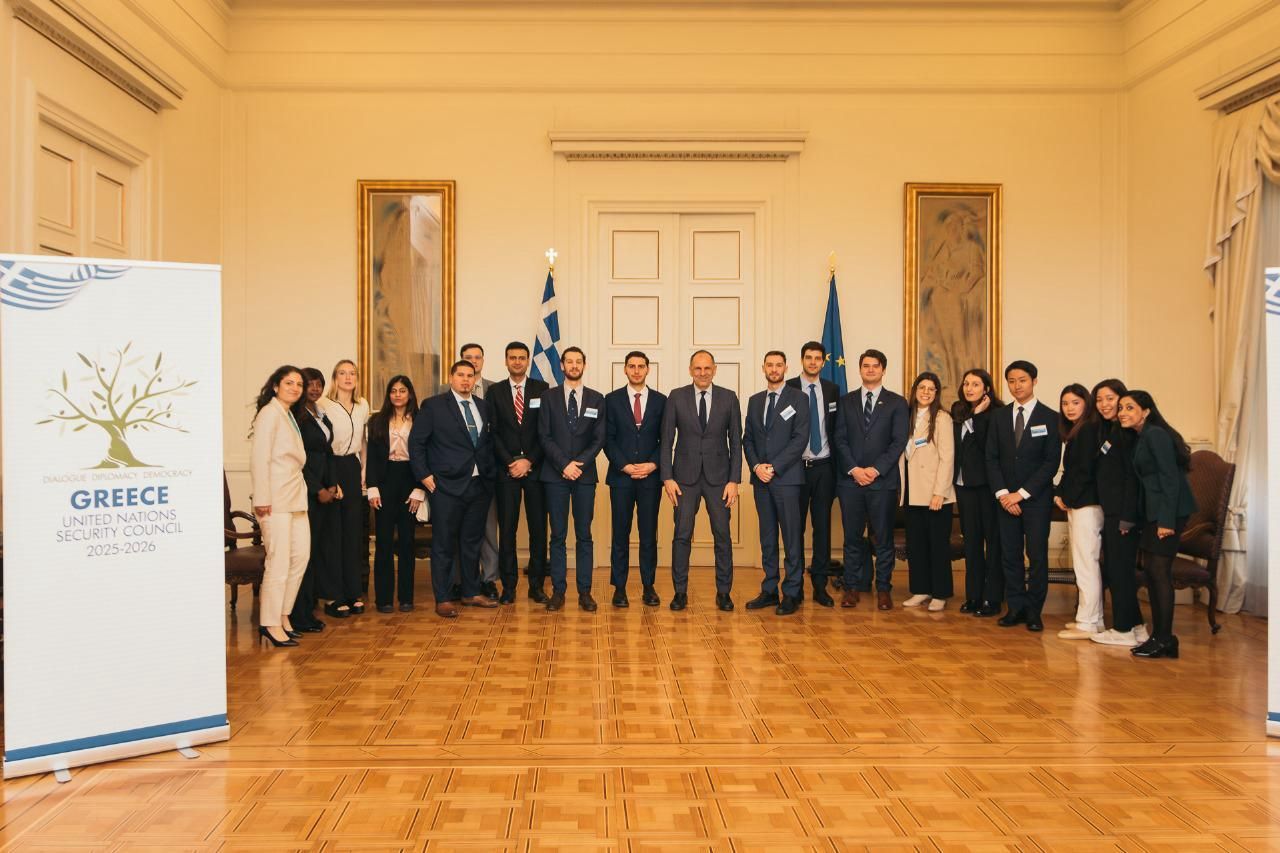 Ο υπουργός Εξωτερικών Γιώργος Γεραπετρίτης ανάμεσα στους 18 μεταπτυχιακούς φοιτητές του Fletcher.