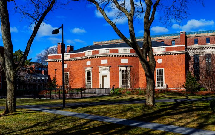 Κέιμπριτζ, Μασαχουσέτη, ΗΠΑ - 19 Μαρτίου 2024: Το κτίριο Houghton LIbrary βρίσκεται στο Harvard Yard του Πανεπιστημίου Χάρβαρντ. Άνοιξε το 1942, αποτελεί μέρος της Βιβλιοθήκης του Κολλεγίου Χάρβαρντ και είναι αποθήκη σπάνιων βιβλίων και χειρογράφων.