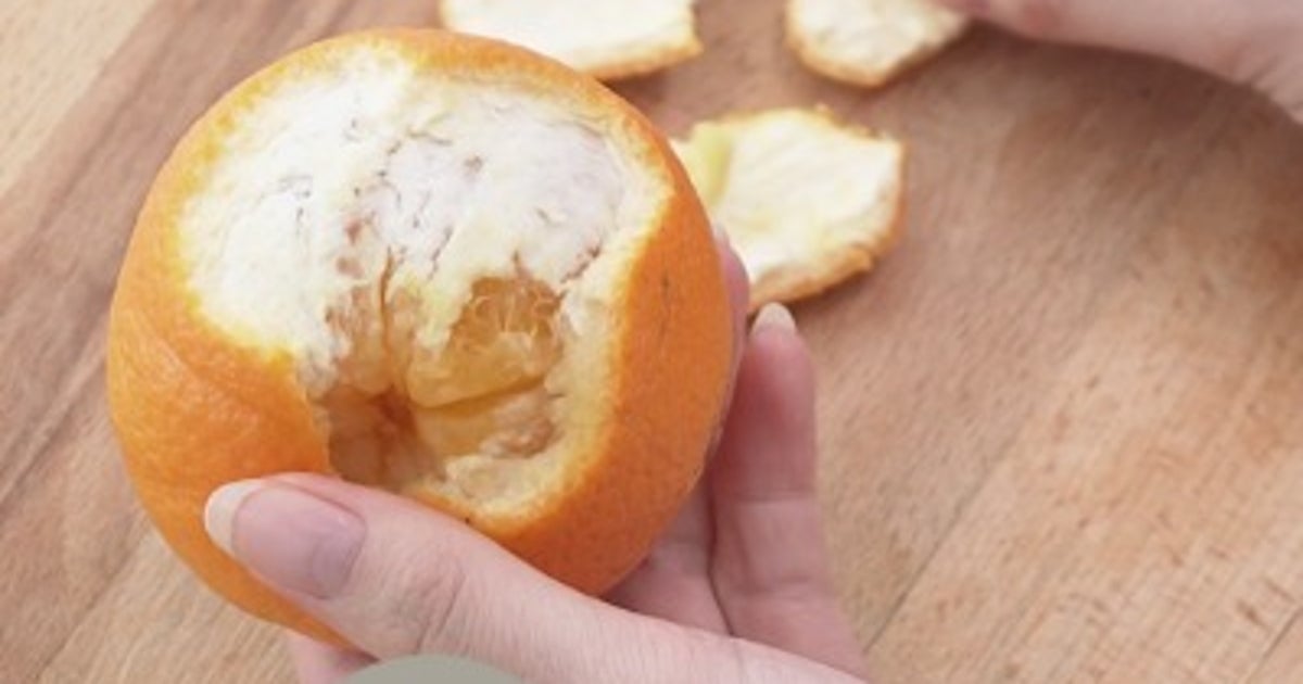 知ってる?オレンジの皮を簡単に剥く方法。「ある方向」に切れ込みを入れれば、一発で剥ける! | ハフポスト LIFE