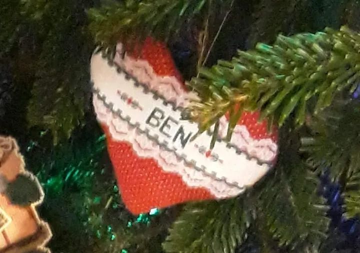 筆者の母が作った、ベンの名前が刺繍されたクリスマスの飾り。毎年ツリーに飾っているという