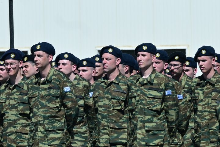 Ορκωμοσία του προέδρου του ΣΥΡΙΖΑ - Προοδευτική Συμμαχία Στέφανου Κασσελάκη στο Κέντρο Εκπαίδευσης Πυροβολικού στην Θήβα, Παρασκευή 29 Μαρτίου 2024. Ο Στέφανος Κασσελάκης παρουσιάστηκε στο στρατό στις 15 Μαρτίου, προκειμένου να εκπληρώσει την σύντομη στρατιωτική του θητεία ως ομογενής. Η θητεία του είχε διάρκεια 20 μέρες. (ΤΑΤΙΑΝΑ ΜΠΟΛΑΡΗ/EUROKINISSI)