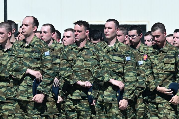 Ορκωμοσία του προέδρου του ΣΥΡΙΖΑ - Προοδευτική Συμμαχία Στέφανου Κασσελάκη στο Κέντρο Εκπαίδευσης Πυροβολικού στην Θήβα, Παρασκευή 29 Μαρτίου 2024. Ο Στέφανος Κασσελάκης παρουσιάστηκε στο στρατό στις 15 Μαρτίου, προκειμένου να εκπληρώσει την σύντομη στρατιωτική του θητεία ως ομογενής. Η θητεία του είχε διάρκεια 20 μέρες. (ΤΑΤΙΑΝΑ ΜΠΟΛΑΡΗ/EUROKINISSI)