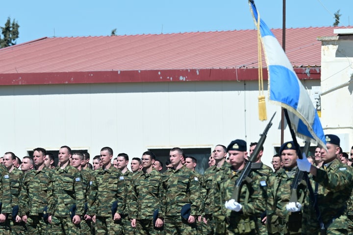 Ορκωμοσία του προέδρου του ΣΥΡΙΖΑ - Προοδευτική Συμμαχία Στέφανου Κασσελάκη στο Κέντρο Εκπαίδευσης Πυροβολικού στην Θήβα, Παρασκευή 29 Μαρτίου 2024. Ο Στέφανος Κασσελάκης παρουσιάστηκε στο στρατό στις 15 Μαρτίου, προκειμένου να εκπληρώσει την σύντομη στρατιωτική του θητεία ως ομογενής. Η θητεία του είχε διάρκεια 20 μέρες. (ΤΑΤΙΑΝΑ ΜΠΟΛΑΡΗ/EUROKINISSI)