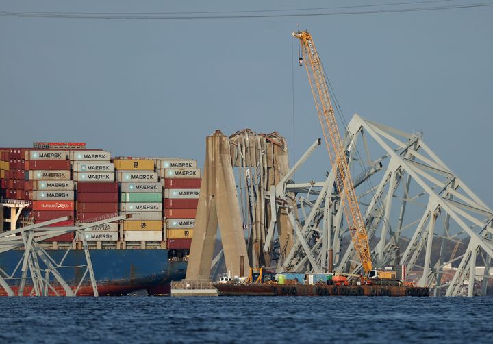 BALTIMORE, MD – 29. MÄRZ: Ein Kran arbeitet am Wrack der Francis Scott Key Bridge am 29. März 2024 in Baltimore, Maryland.  (Foto von Kevin Deitch/Getty Images)