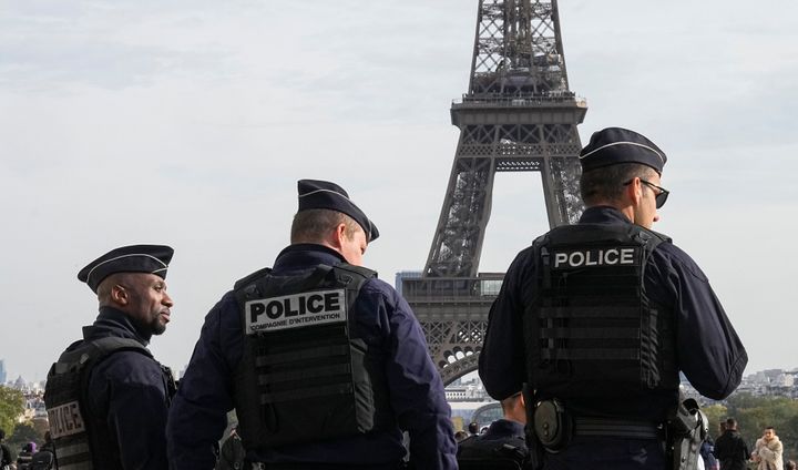 Αστυνομικοί περιπολούν στην πλατεία Trocadero κοντά στον Πύργο του Άιφελ στο Παρίσι, Τρίτη 17 Οκτωβρίου 2023.