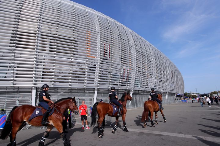 Εφιπποι Αστυνομικοί στο Στάδιο Pierre Mauroy στο Villeneuve-d'Ascq της βόρειας Γαλλίας, Κυριακή 8 Οκτωβρίου 2023. Το στάδιο θα φιλοξενήσει ορισμένους αγώνες χάντμπολ και μπάσκετ κατά τη διάρκεια των Ολυμπιακών Αγώνων του 2024 στο Παρίσι.