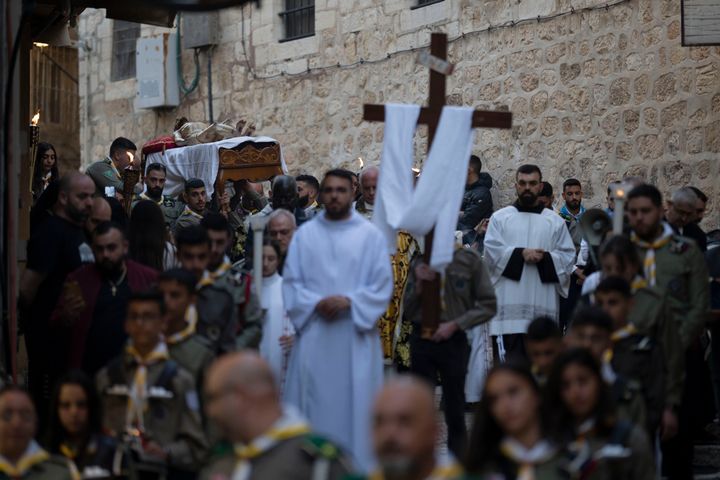Χριστιανοί μεταφέρουν ένα άγαλμα του Ιησού Χριστού καθώς συμμετέχουν σε πομπή κατά τη διάρκεια των εορτασμών της Μεγάλης Παρασκευής στην Παλιά Πόλη της Ιερουσαλήμ, Παρασκευή 29 Μαρτίου 2024.