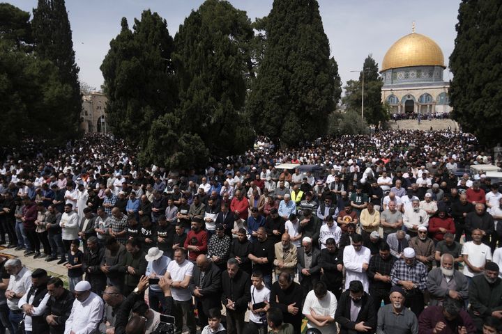 Μουσουλμάνοι προσεύχονται στο τζαμί Αλ Άκσα για την τρίτη προσευχή της Παρασκευής του ιερού μήνα του Ραμαζανιού στην Παλιά Πόλη της Ιερουσαλήμ, Παρασκευή 29 Μαρτίου 2024.