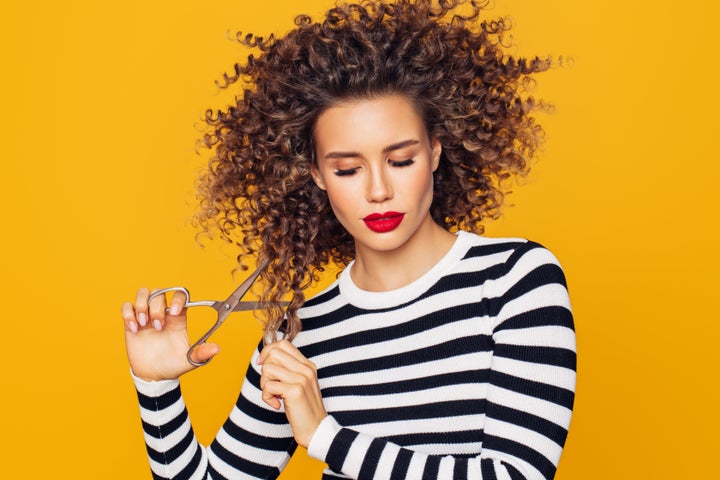 Lockiges Haar muss möglicherweise häufiger getrimmt werden, um die Locken in der richtigen Form zu halten.